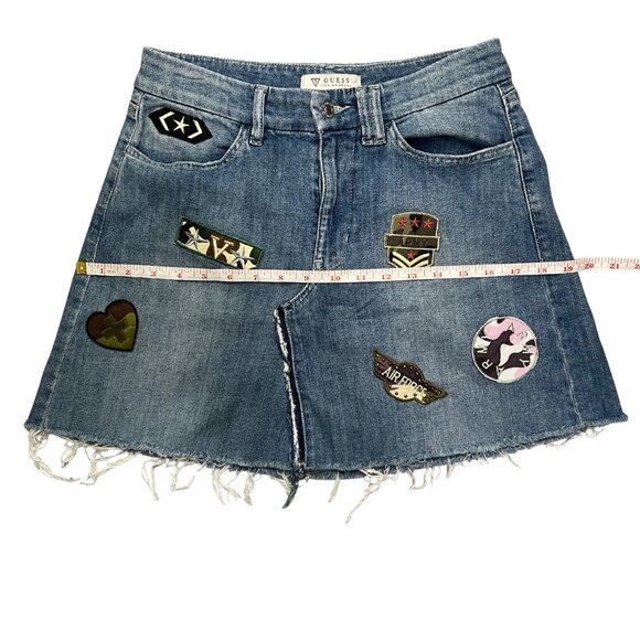 GUESS Military Patch Detail Women’s Size 27 Denim Mini Skirt Blue Raw Hem Y2K - Picture 5 of 11
